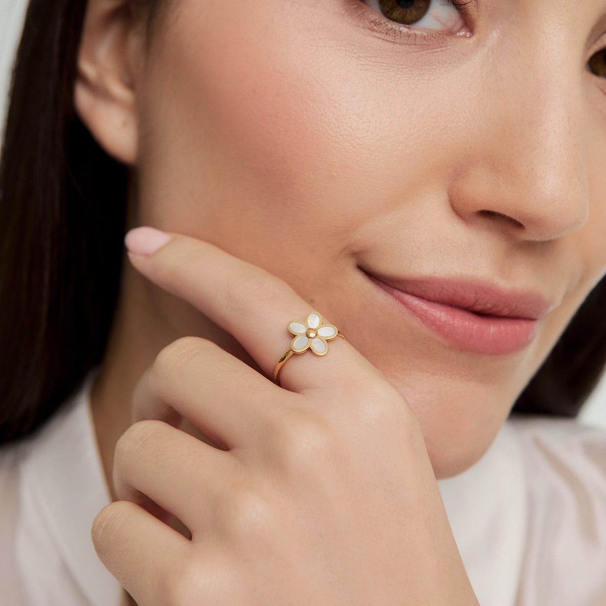 Anillo en oro amarillo de 18K flor con nácar