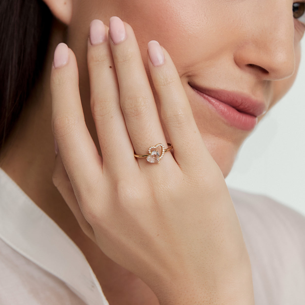 Anillo oro amarillo 18K corazón calado con brillantes
