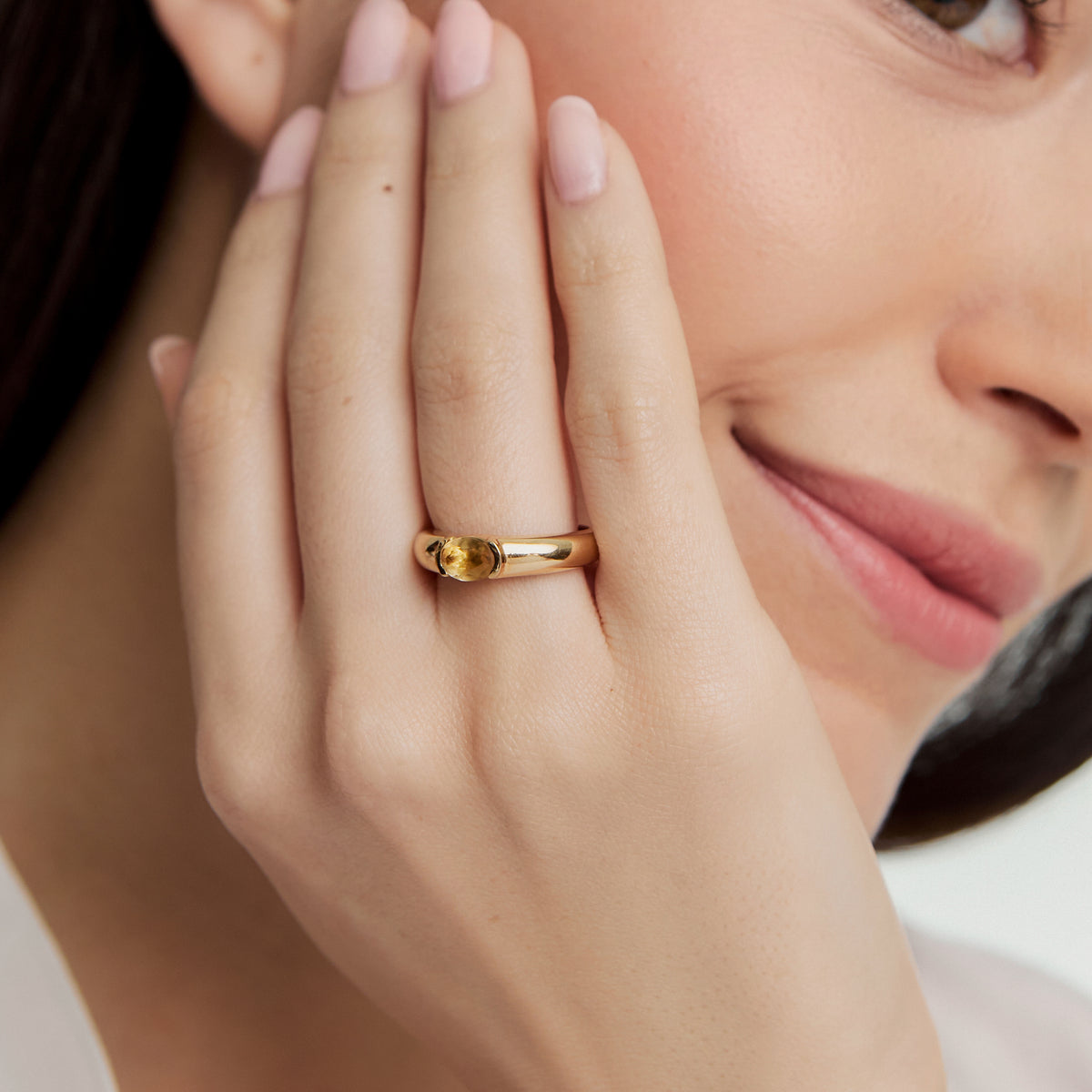 Anillo en oro amarillo de 18K aro grueso con citrino oval