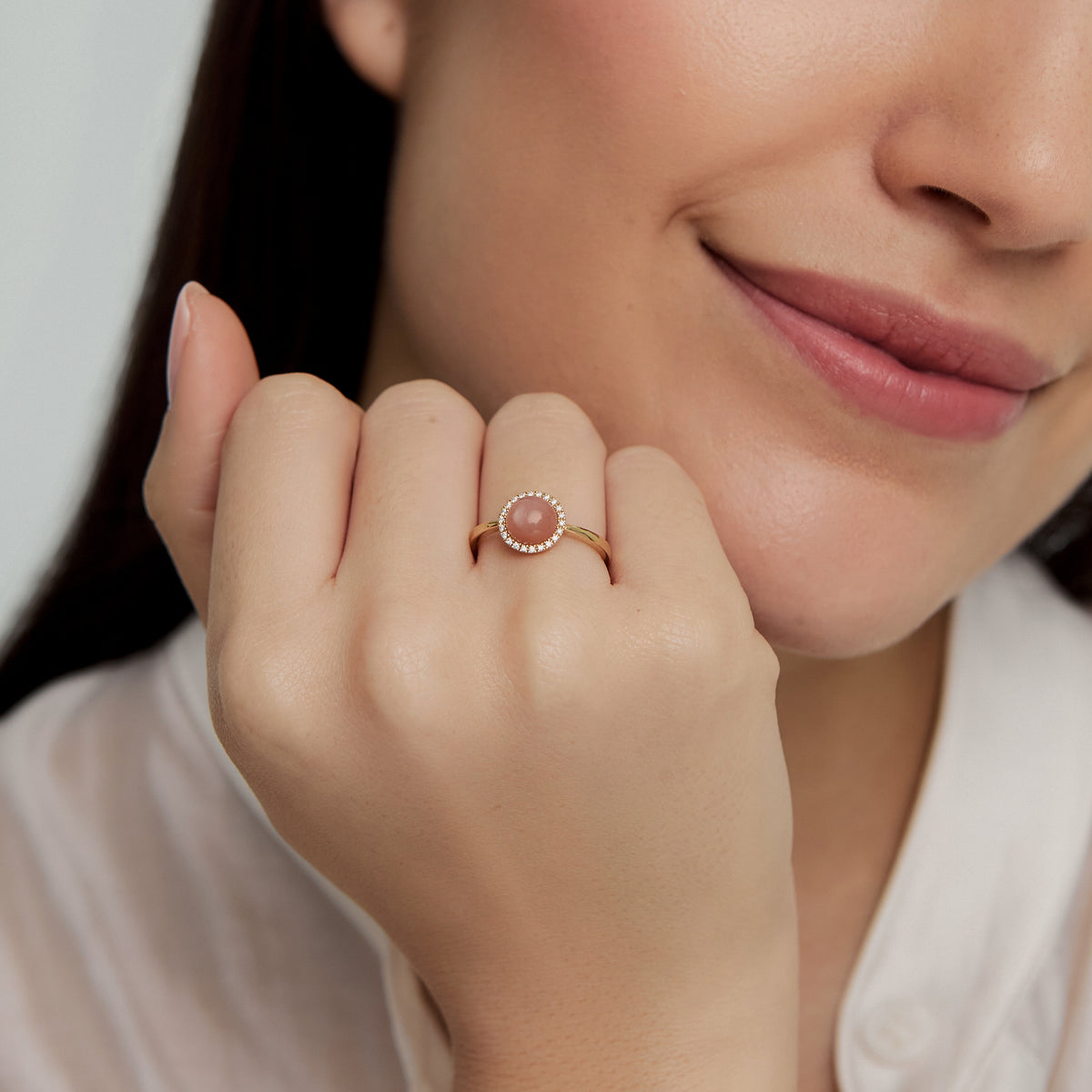 Anillo en oro amarillo de 18K cabuchón red piedra luna melón