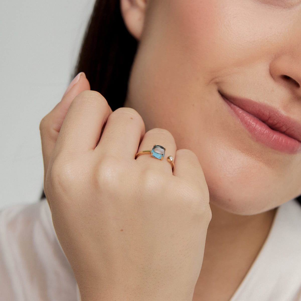 Anillo en oro amarillo de 18K con topacio azul