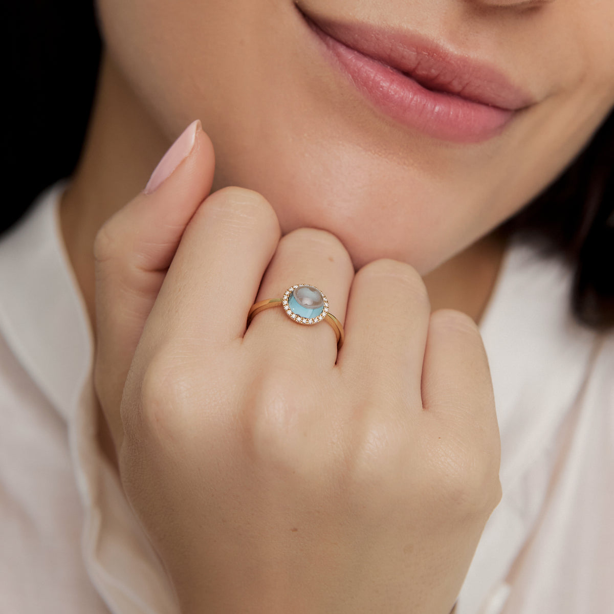 Anillo en oro amarillo de 18K cabuchón topacio azul