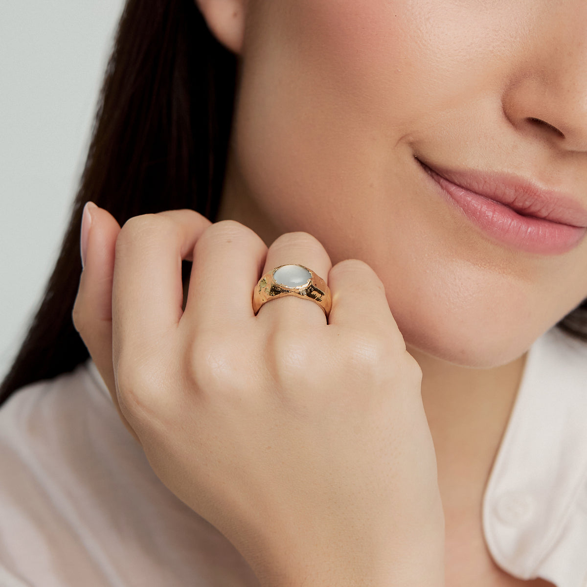Anillo Bold chevalier orgánico en oro amarillo de 18K con topacio