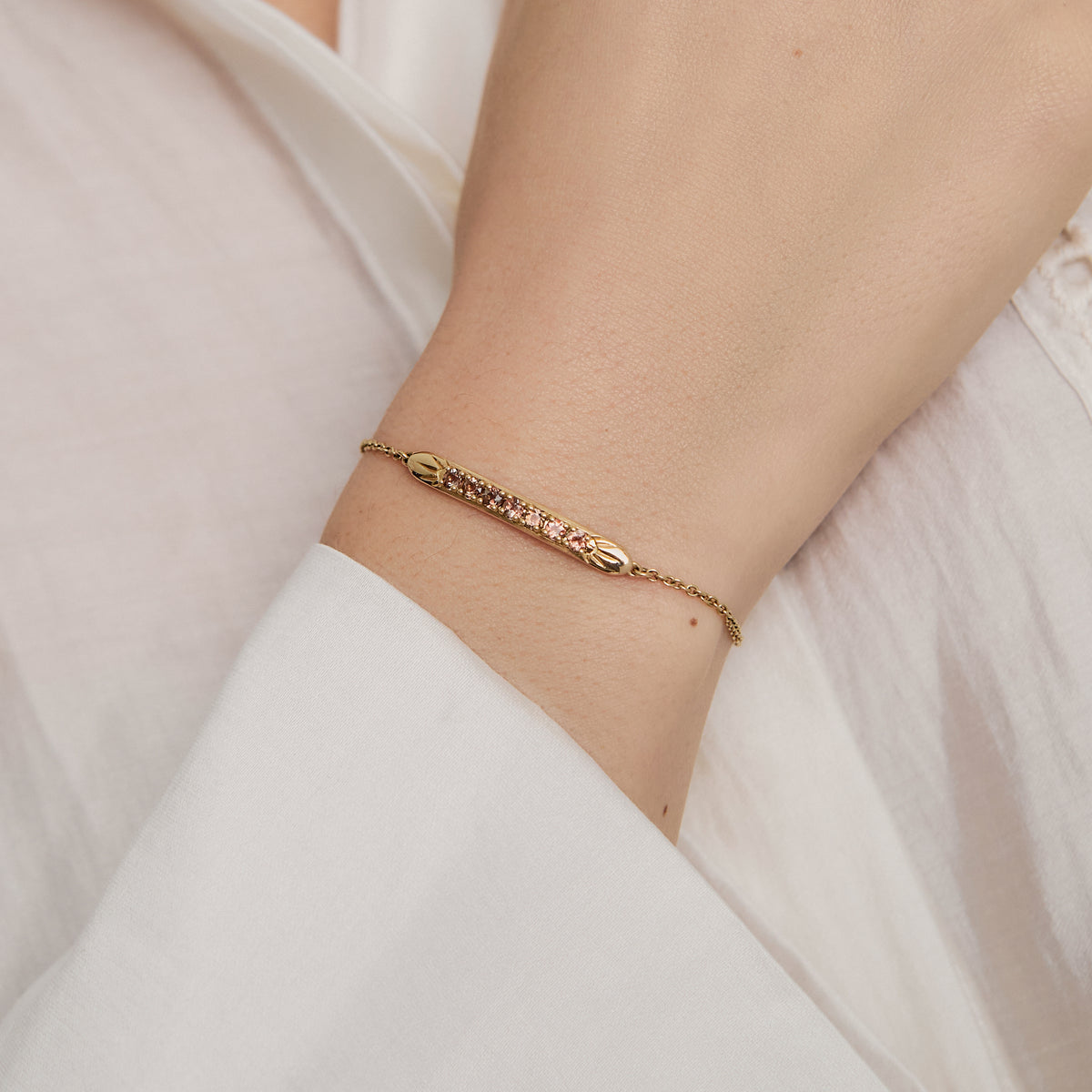 Pulsera en oro amarillo 18K plaquita rectangular con andalucitas