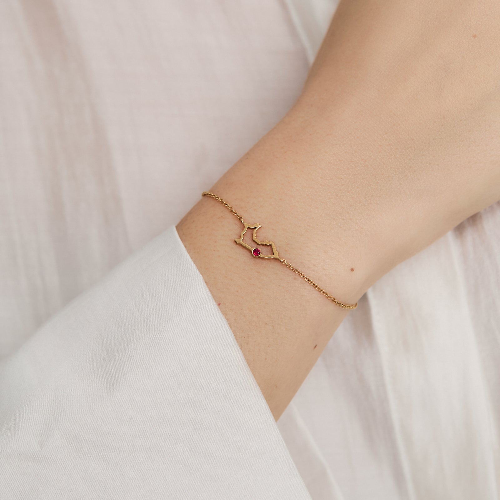 Pulsera I Love Perú en oro amarillo de 18K con rubí