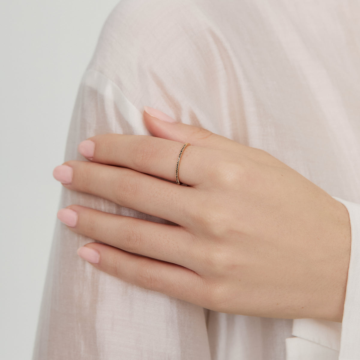 Anillo oro amarillo 18K Medio rivière con brillantes negros