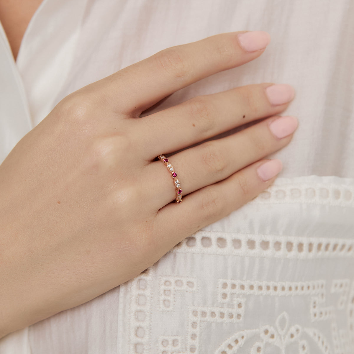 Anillo oro rosado 18K Medio rivière con rubíes y brillantes