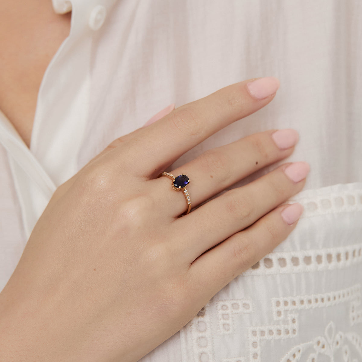 Anillo oro amarillo de 18K con iolita oval