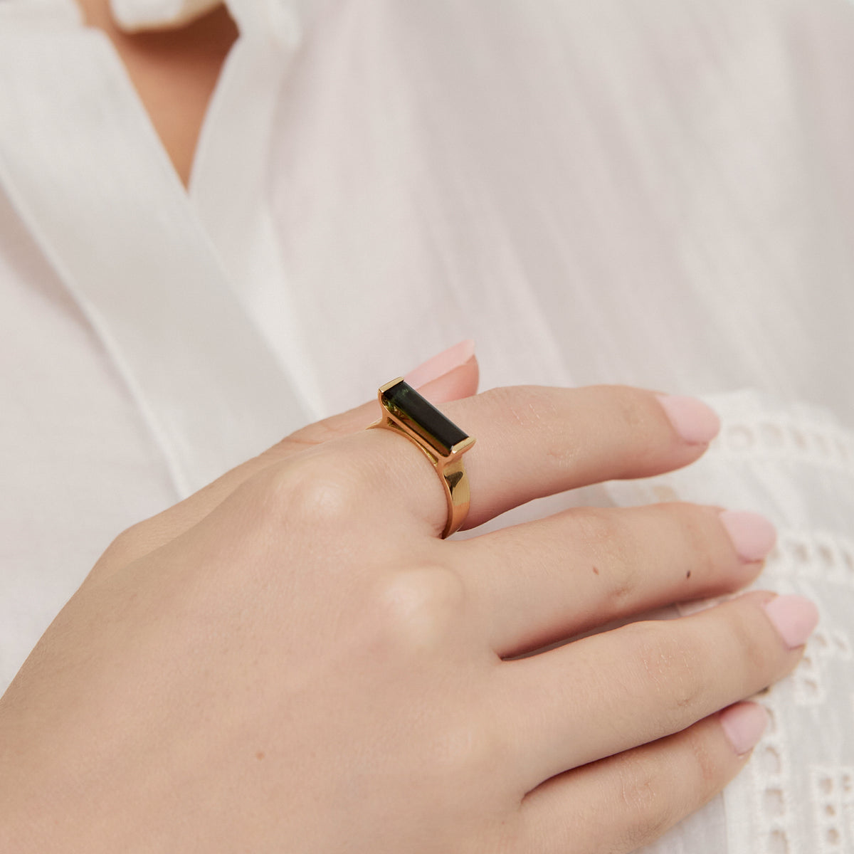 Anillo en oro amarillo de 18K con turmalina verde corte baguette