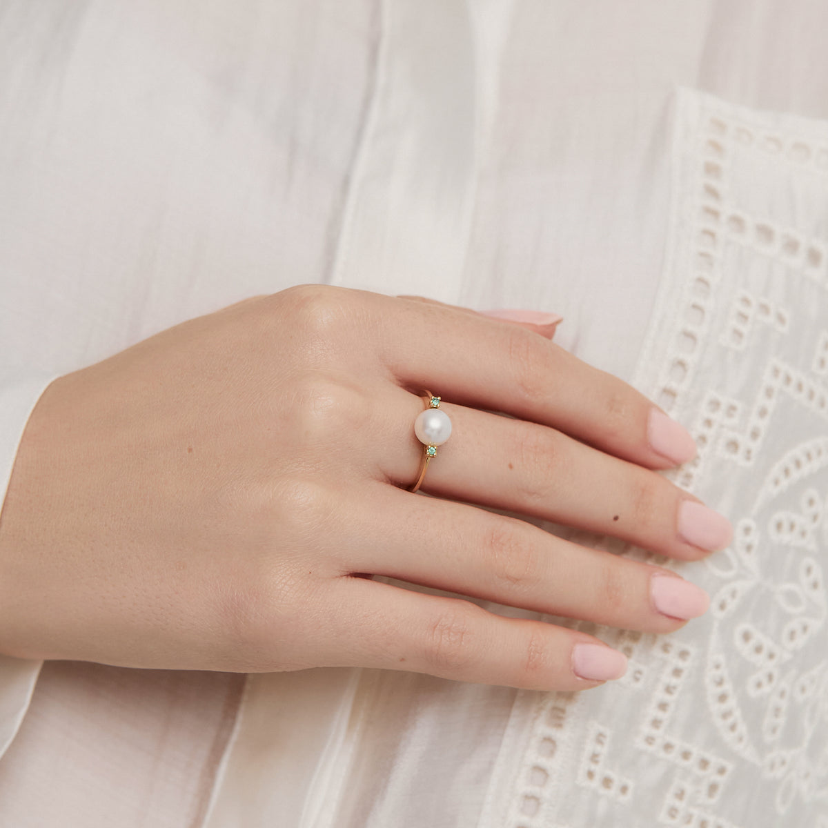 Anillo en oro amarillo de 18K perla con esmeraldas