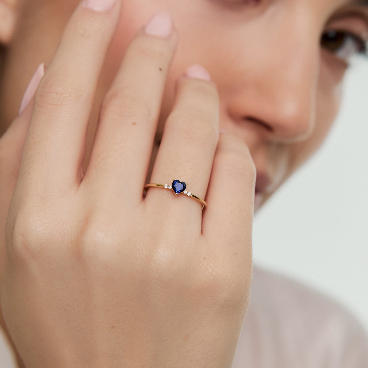Anillo Love en oro amarillo de 18K con zafiro corazón