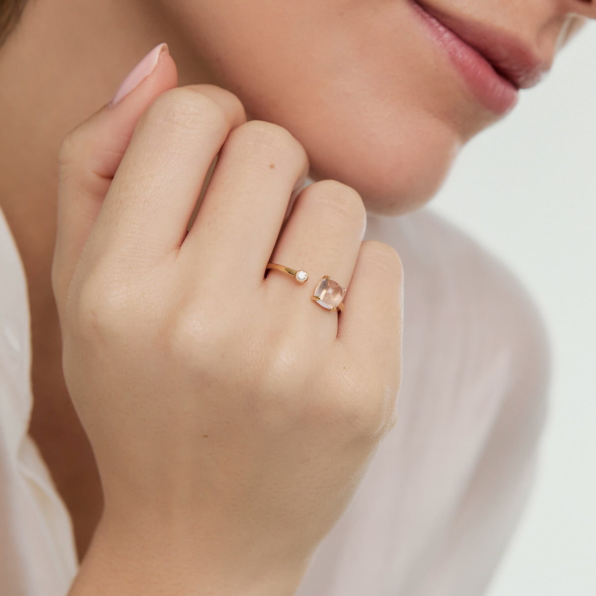 Anillo en oro amarillo de 18K con cuarzo rosado