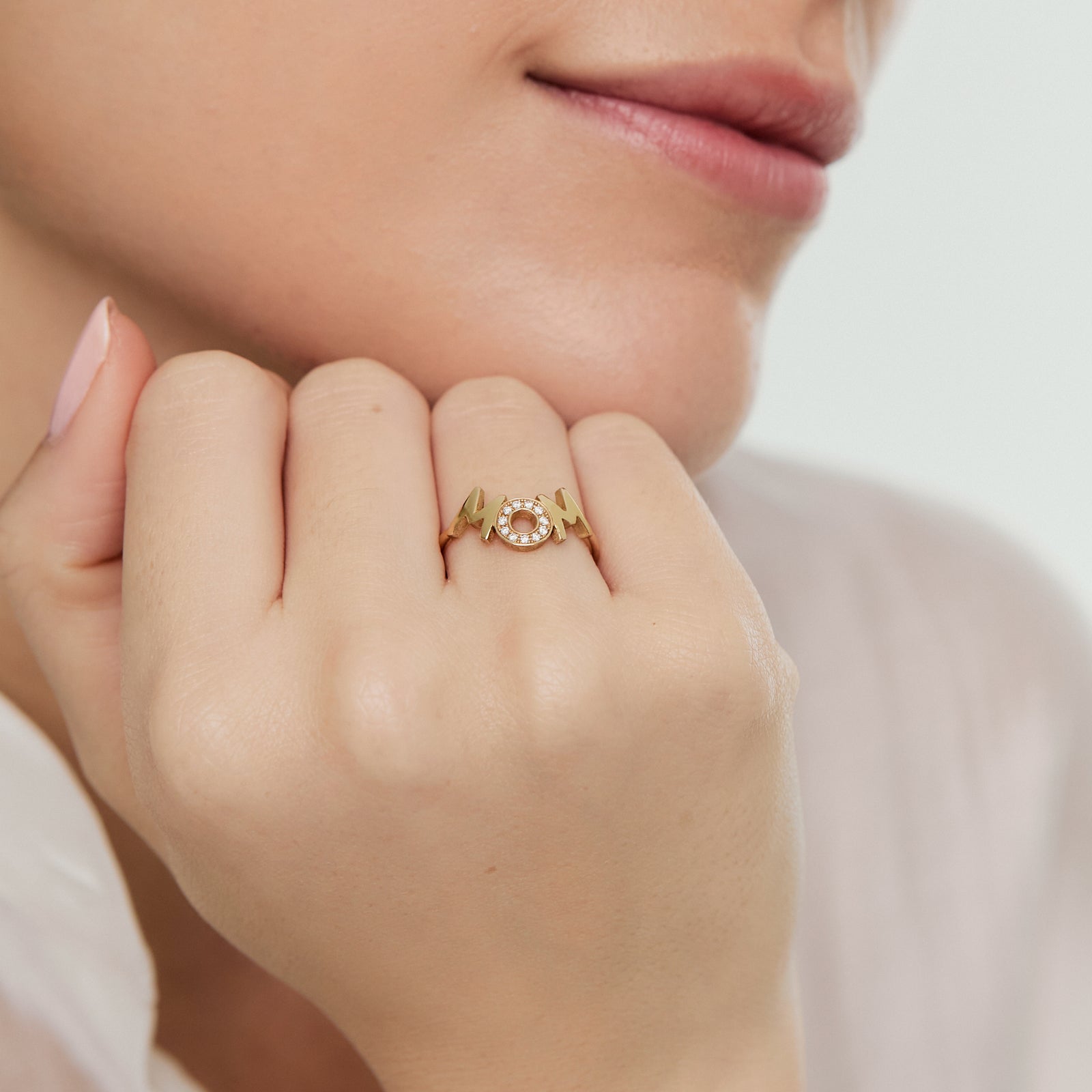 Anillo MOM en oro amarillo de 18K con brillantes