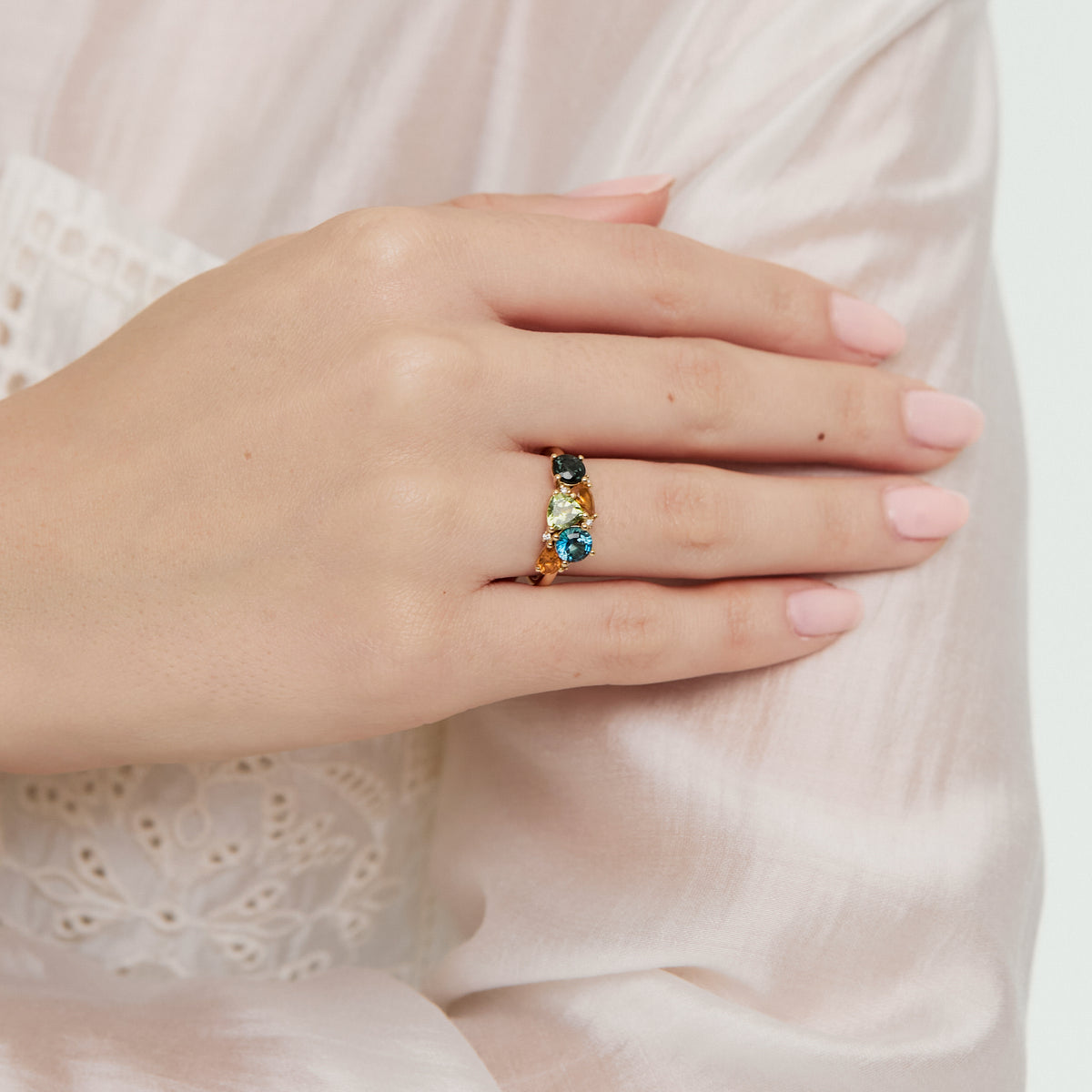 Anillo en oro amarillo de 18K con topacio, citrino, turmalina verde, peridoto y brillantes