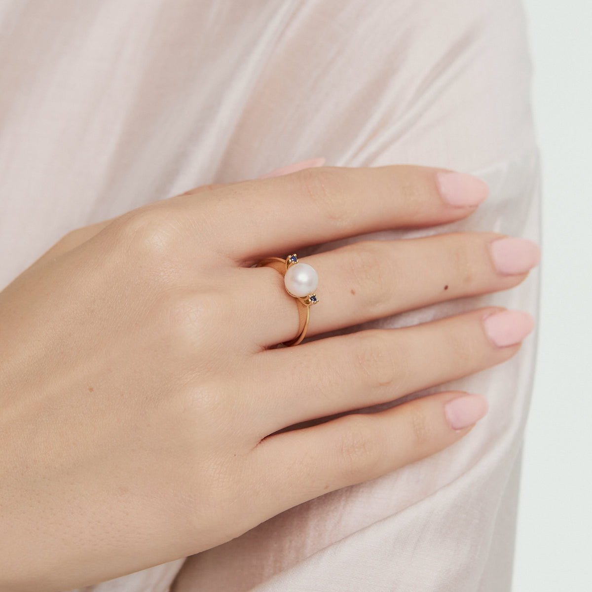 Anillo en oro amarillo de 18K perla con zafiros