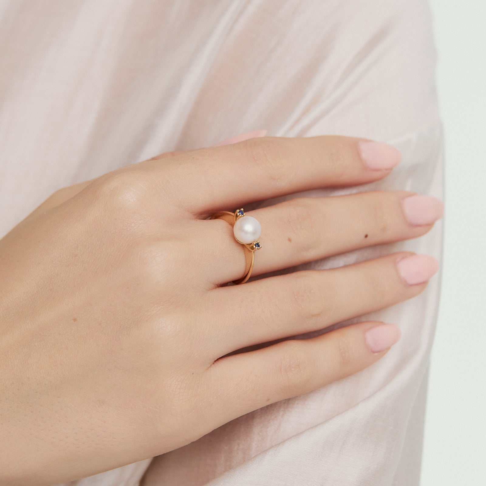 Anillo en oro amarillo de 18K perla con zafiros