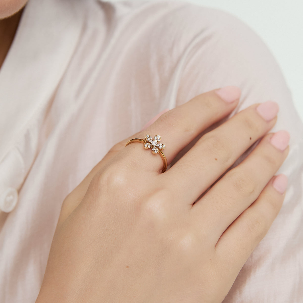 Anillo en oro amarillo de 18K flor con brillantes