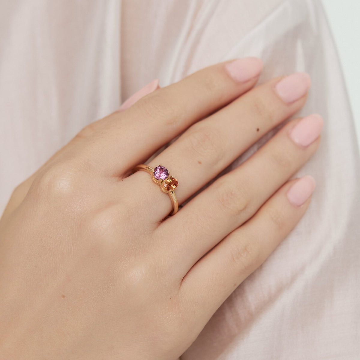Anillo en oro amarillo 18K zafiro oval naranja y tumalina rosa