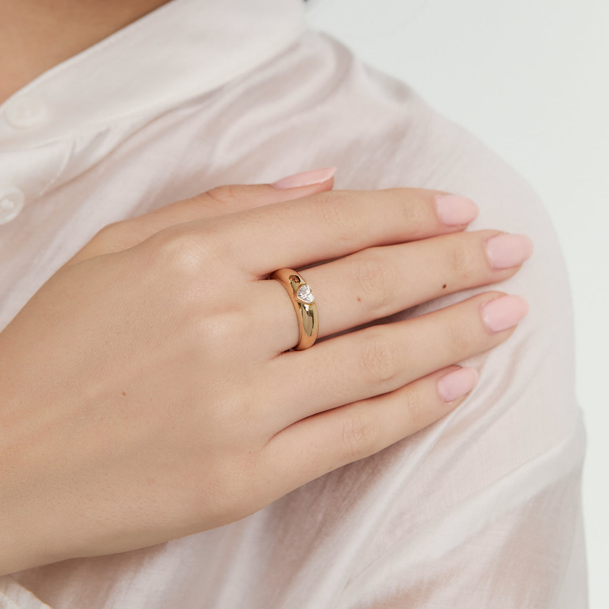 Anillo en oro amarillo de 18K con diamante corazón