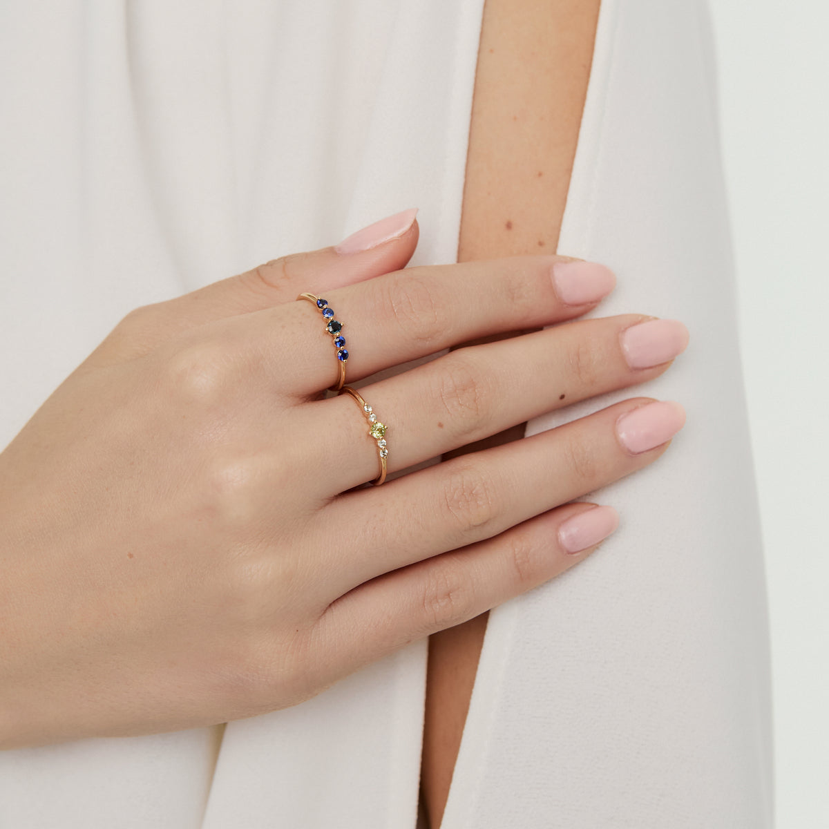 Anillo en oro amarillo de 18K cintillo con turmalinas y zafiros verde