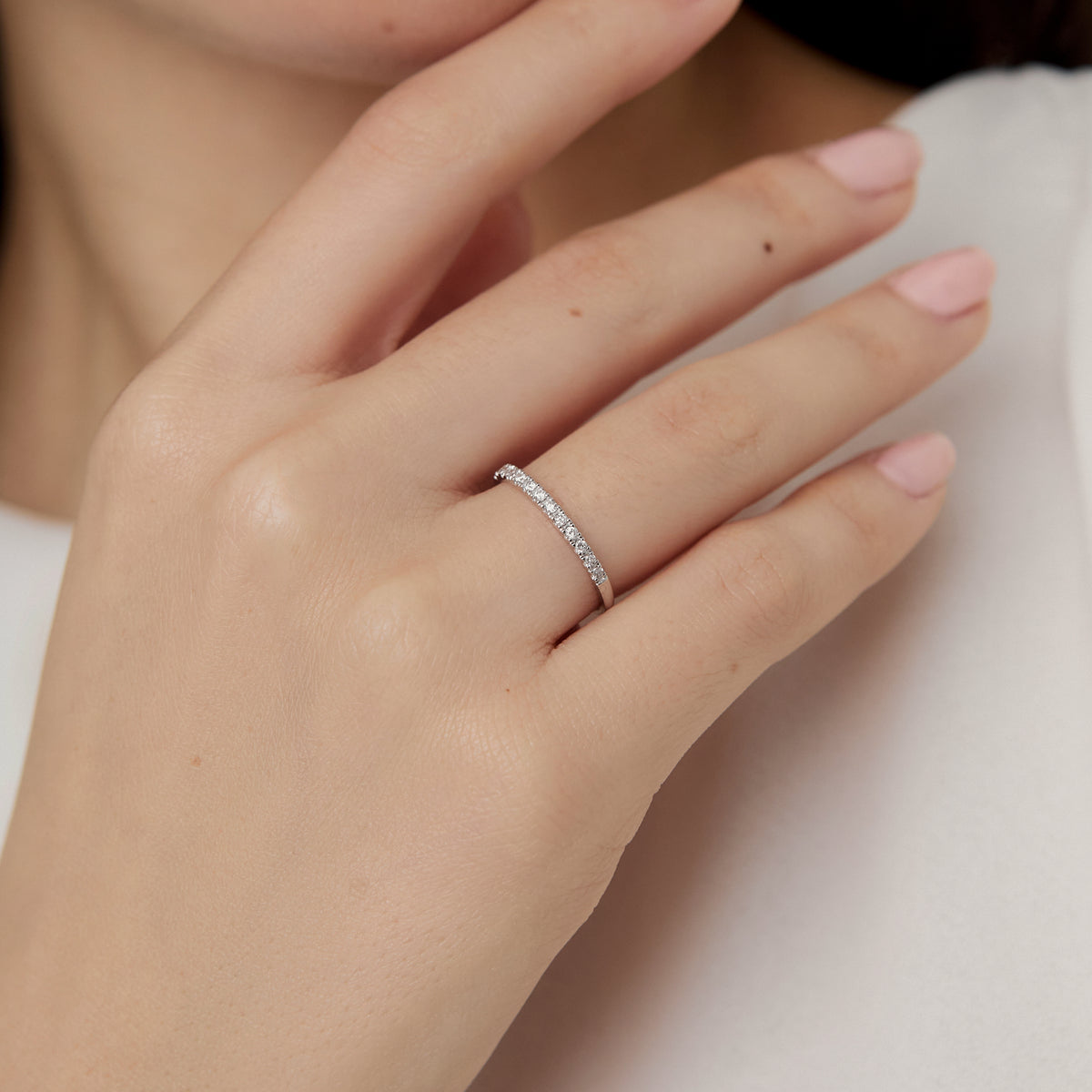 Anillo en oro blanco 18K medio rivière