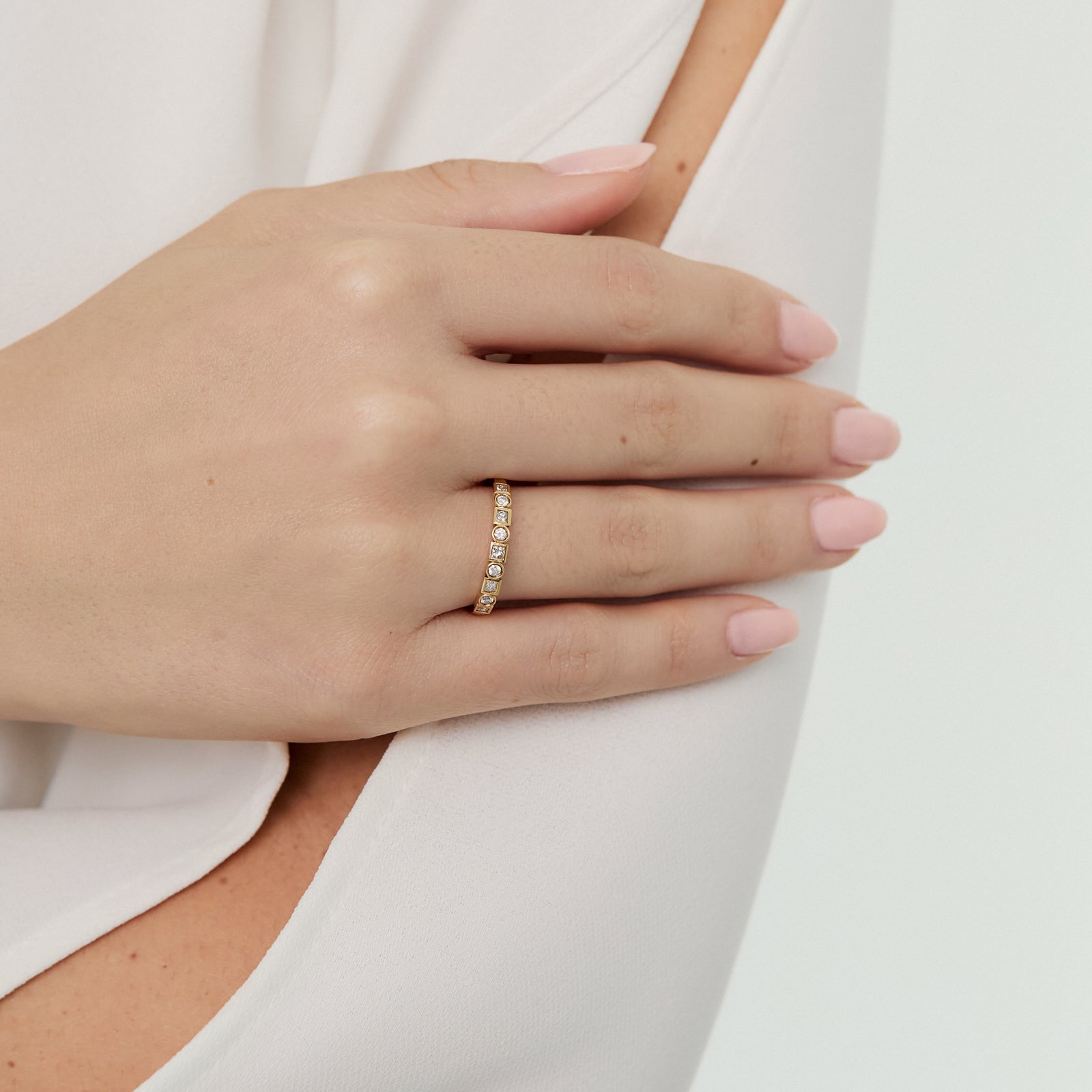 Anillo en oro rosado 18K brillantes con bisel