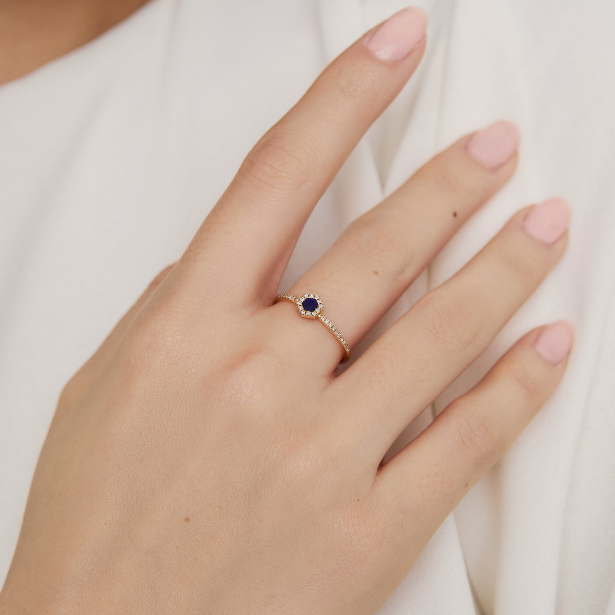 Anillo en oro amarillo de 18K con lapizlazuli