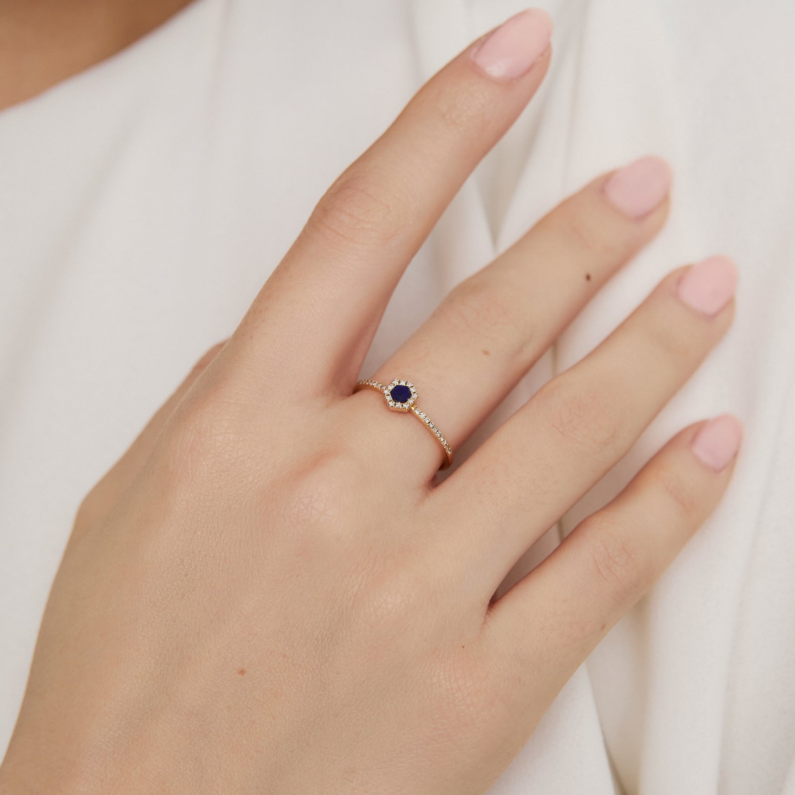 Anillo en oro amarillo de 18K con lapizlazuli