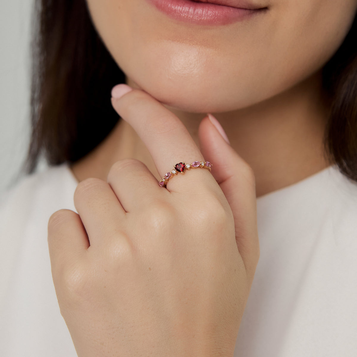 Anillo oro amarillo de 18k corazón con granate, zafiros y brillos