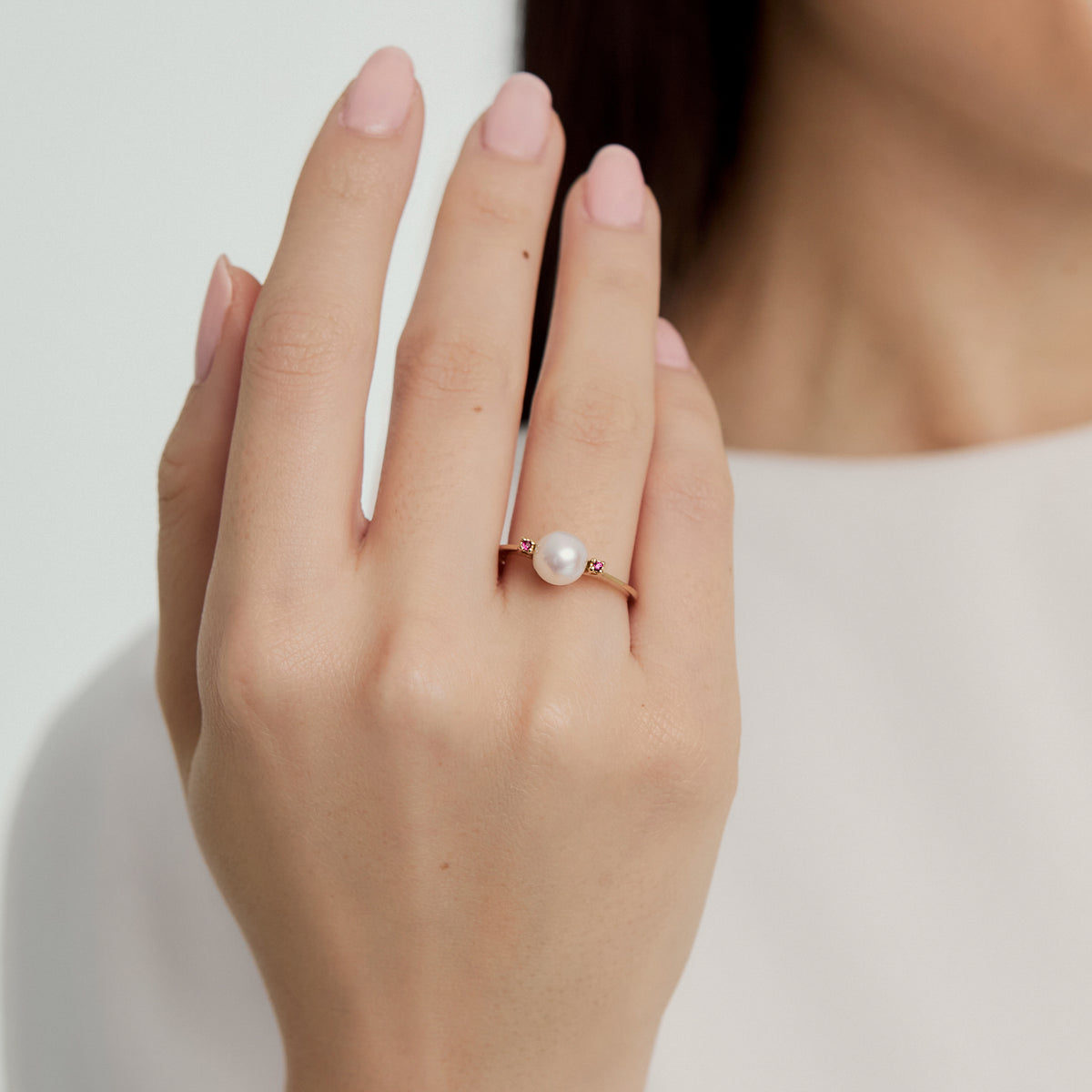 Anillo en oro amarillo de 18K perla con rubís