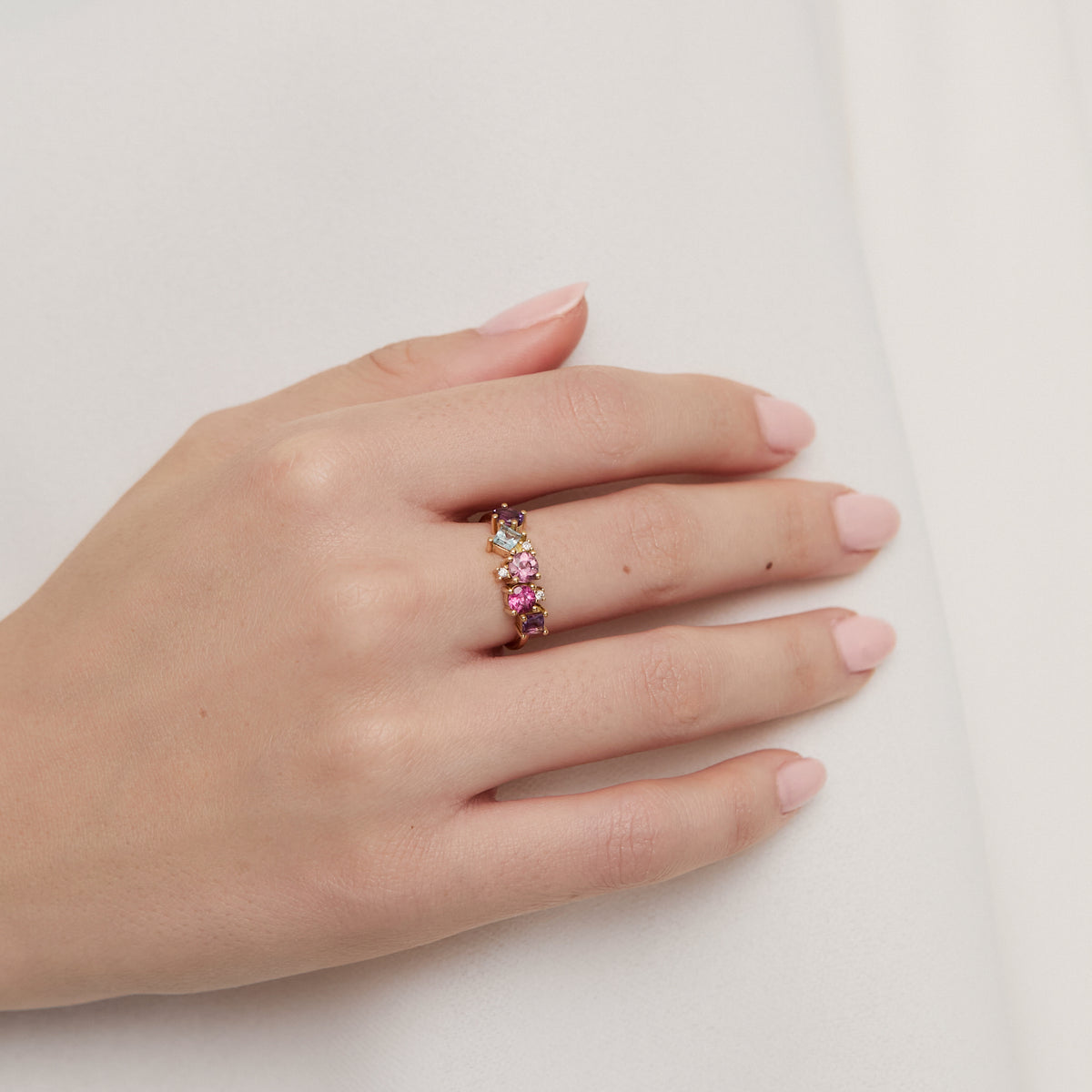 Anillo en oro amarillo de 18K con turmalinas, amatistas y topacios