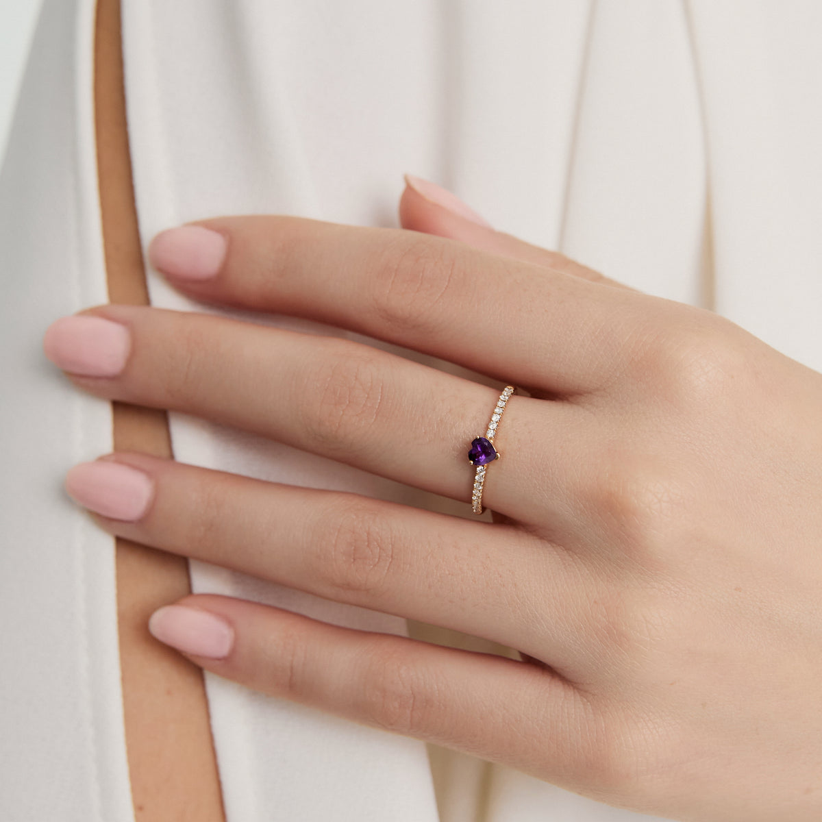 Anillo corazón oro amarillo de 18k con amatista y brillantes