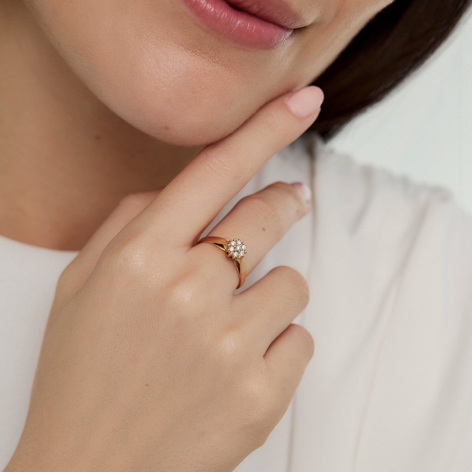 Anillo en oro amarillo de 18K roseta con brillantes