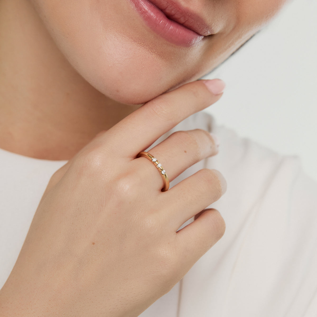 Anillo oro amarillo de 18K avellanado con brillantes