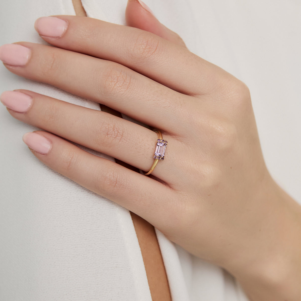 Anillo Amelia oro amarillo de 18K con amatista corte esmeralda