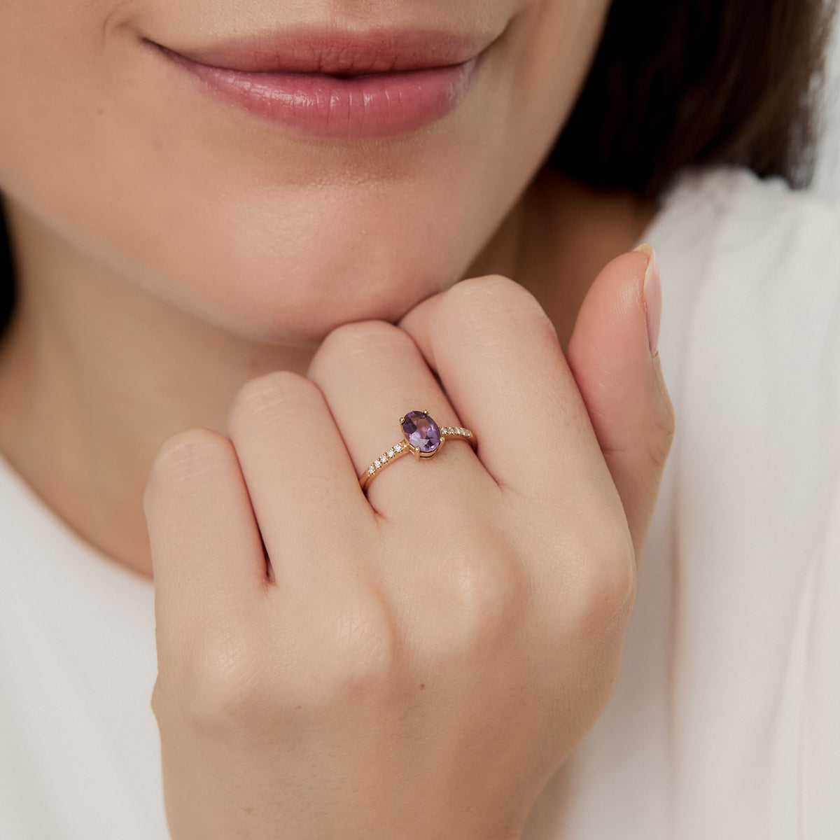 Anillo oro amarillo de 18K con amatista oval