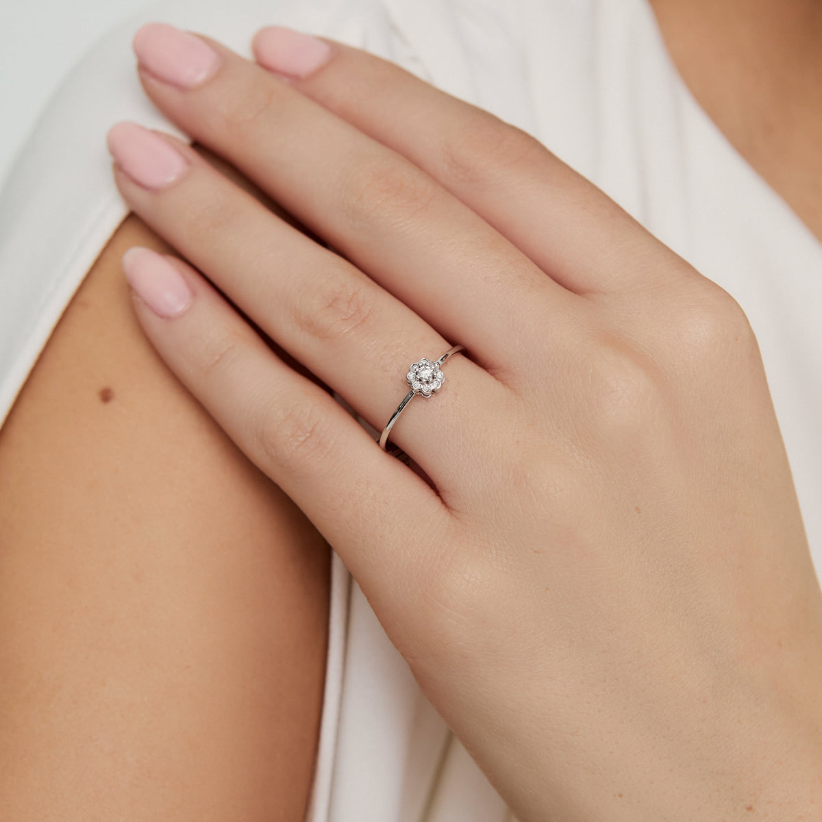 Anillo en oro blanco de 18K roseta con brillantes