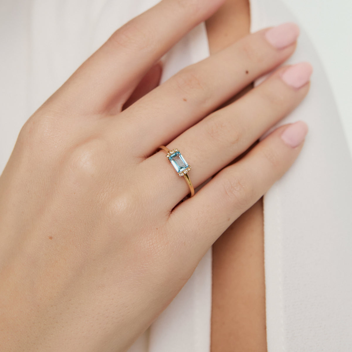 Anillo Amelia oro amarillo de 18K con topacio azul corte esmeralda