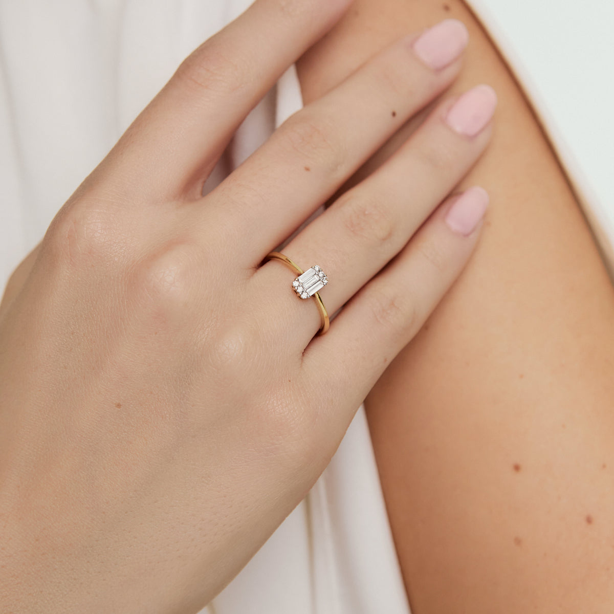Anillo en oro amarillo de 18K con brillantes