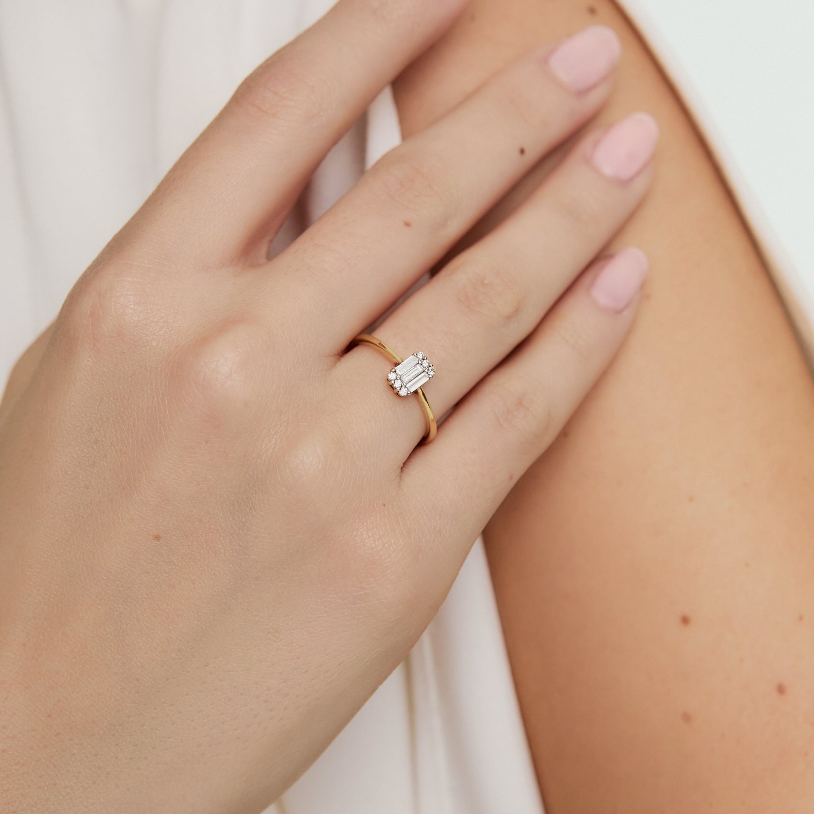 Anillo en oro amarillo de 18K con brillantes