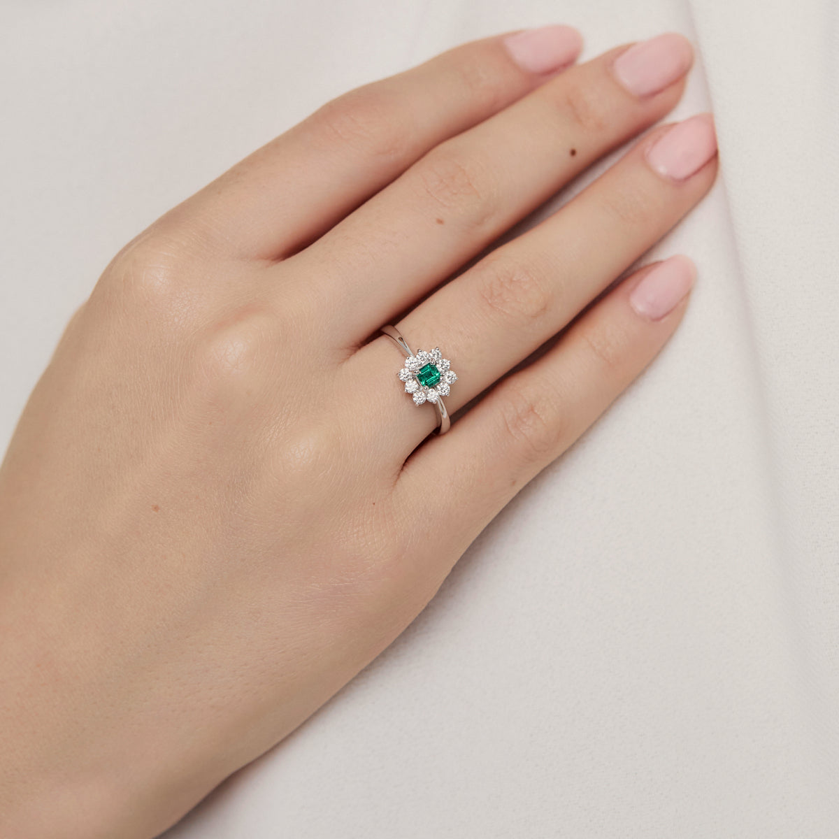 Anillo oro blanco de 18K lady di con esmeralda