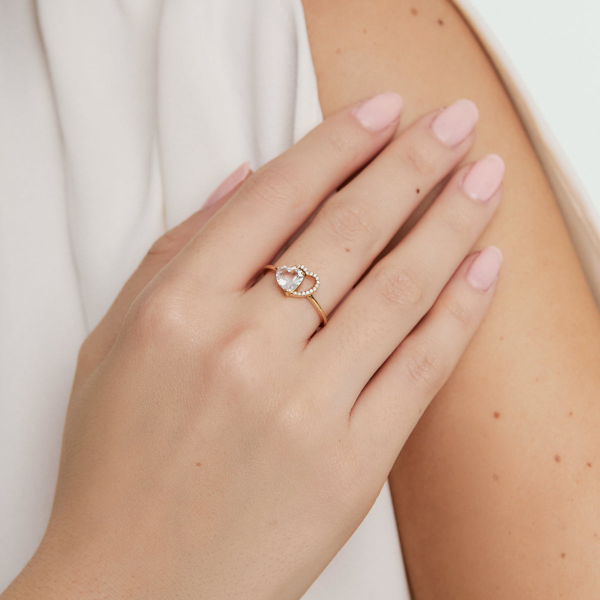 Anillo oro amarillo 18K corazón calado con brillantes