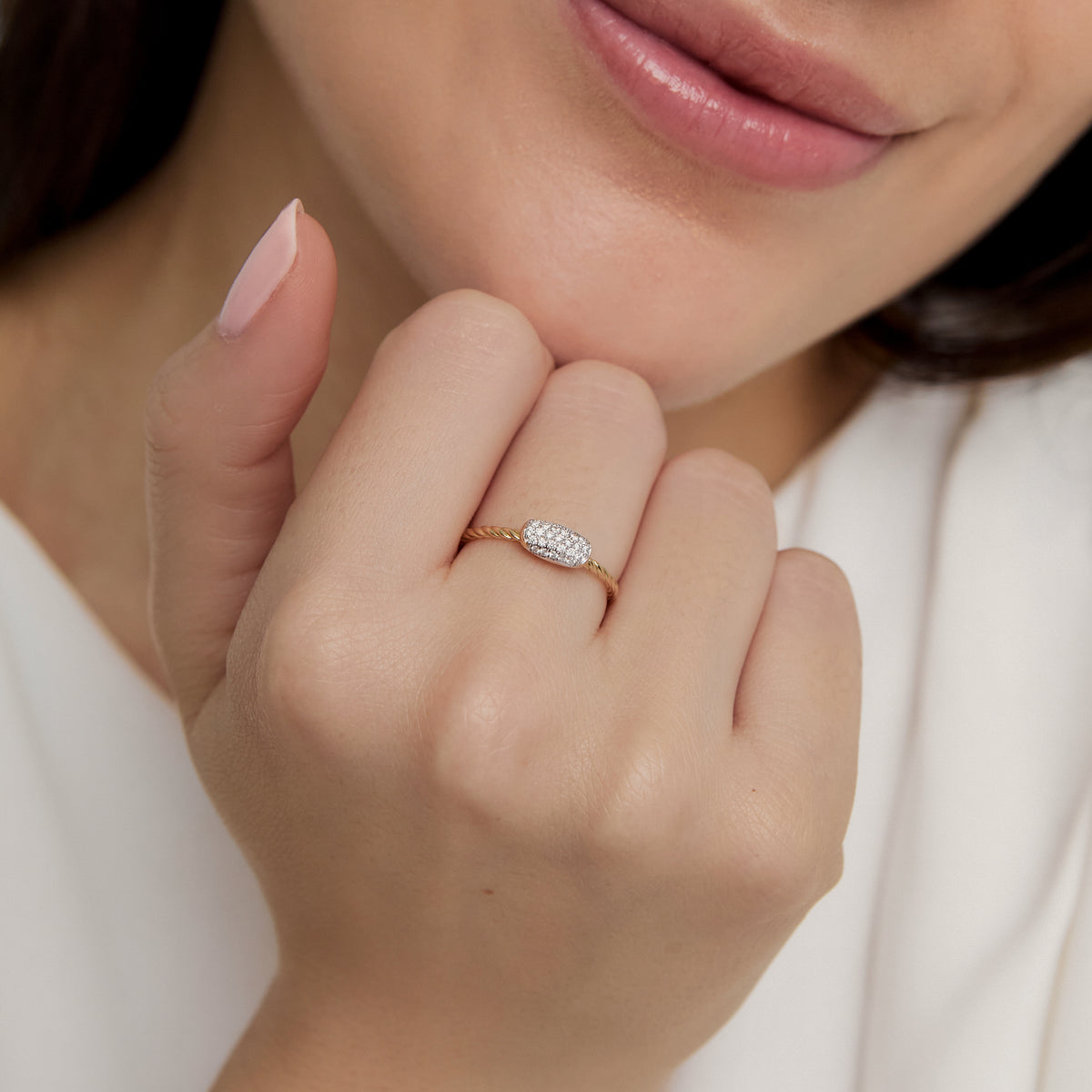 Anillo entorchado en oro amarillo 18K cushion alargado con rodio brillantes