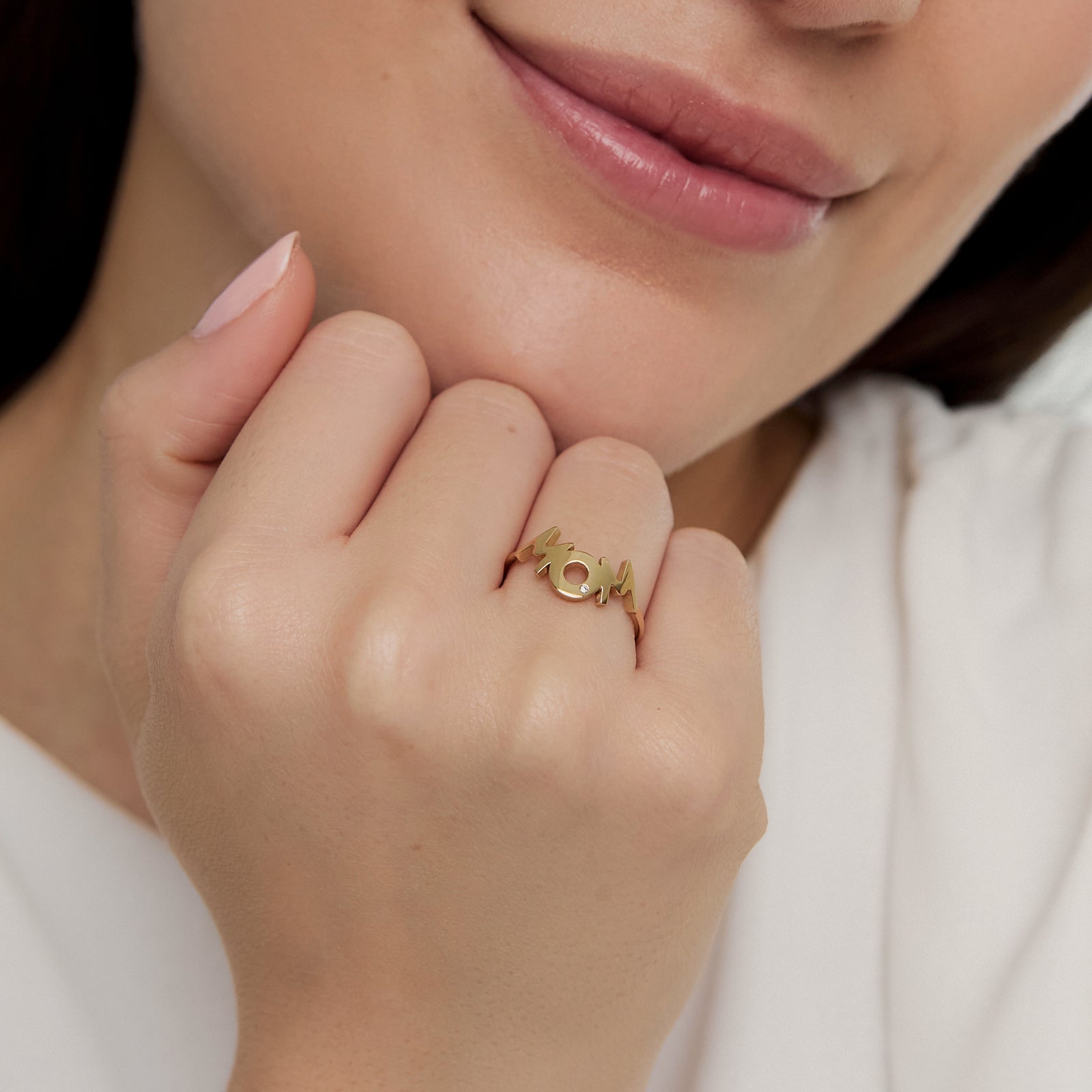 Anillo MOM en oro amarillo de 18K con un brillante
