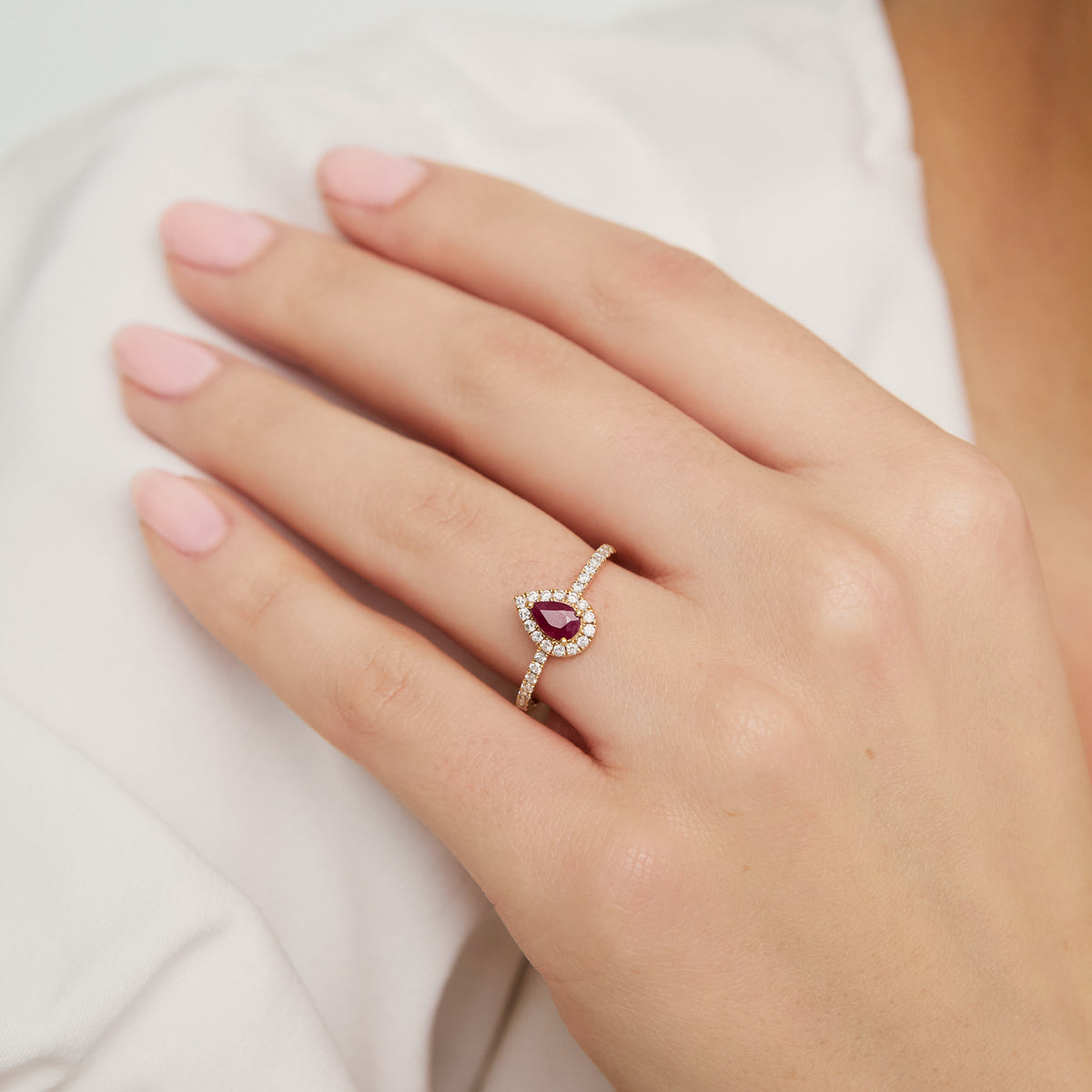 Anillo en oro amarillo de 18K con rubí gota y brillantes