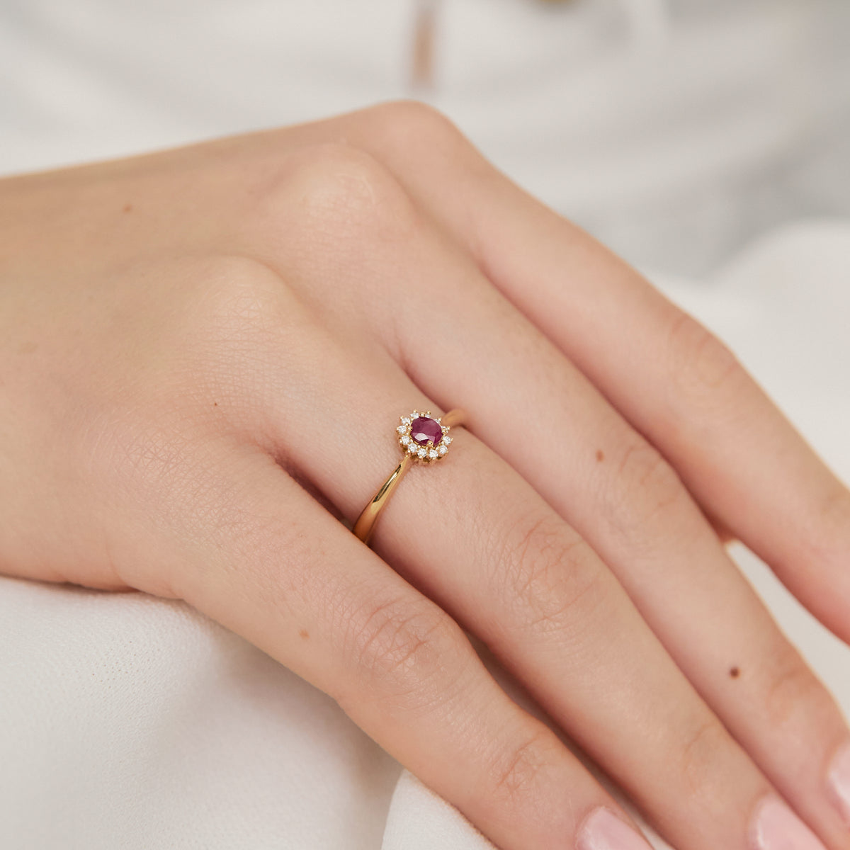 Anillo en oro amarillo 18K Lady Di. con rubi y brillantes
