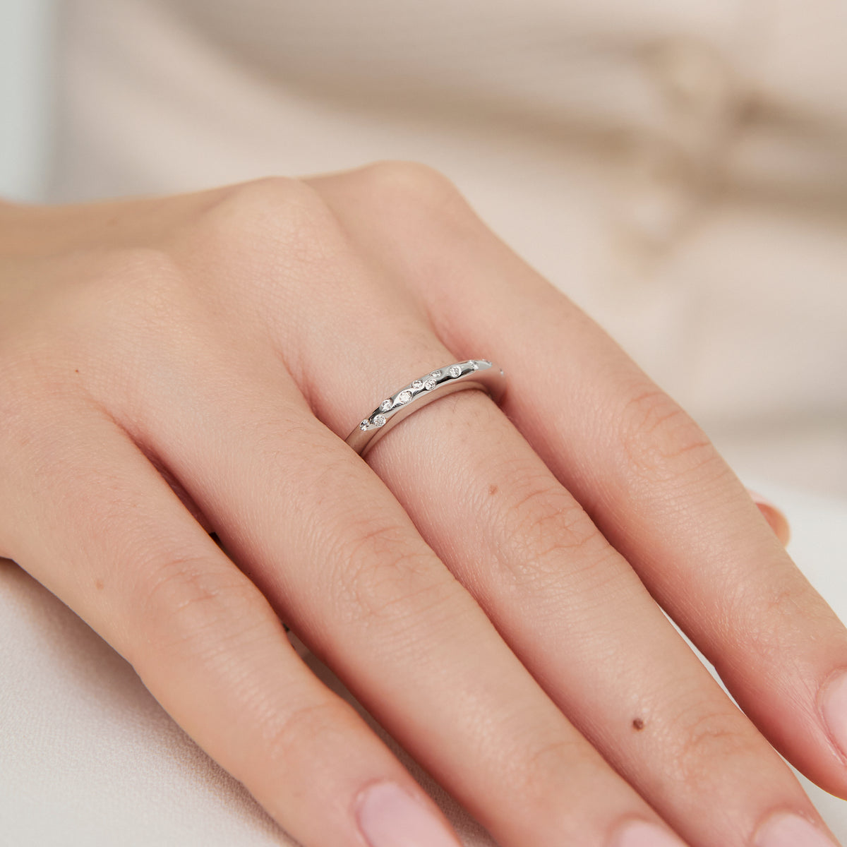 Anillo en oro blanco de 18K con brillantes