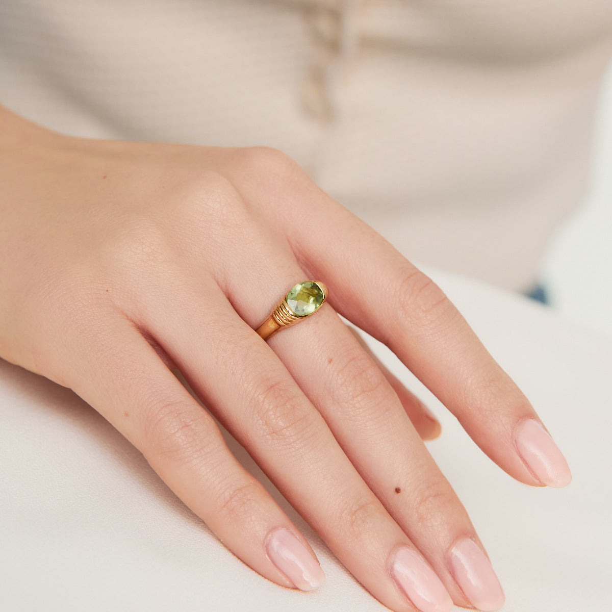 Anillo oro amarillo 18K peridot oval con rieles bombeados