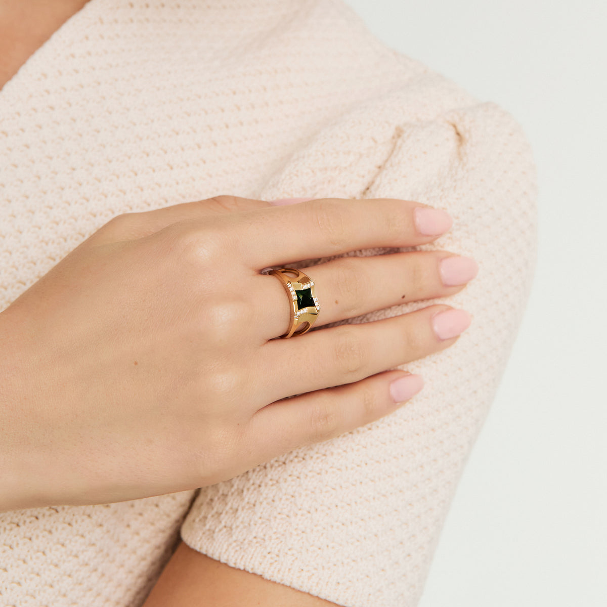 Anillo en oro amarillo de 18K turmalina verde princess