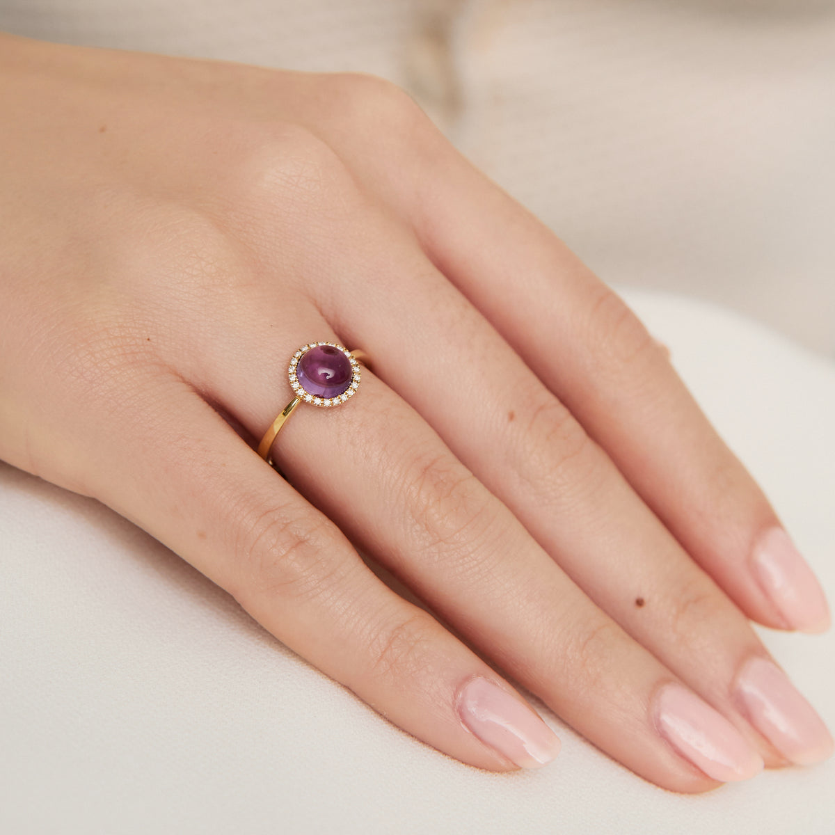 Anillo en oro amarillo de 18K cabuchón amatista